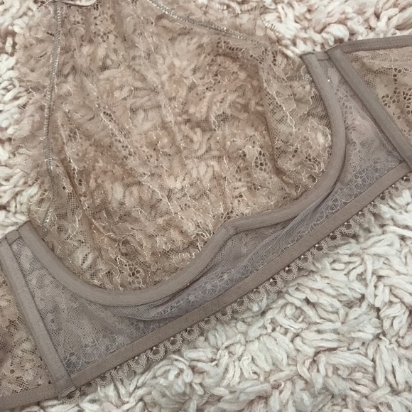 🛍 VS Chantilly Lace High Neck Unlined Bra! - Picture 7 of 8